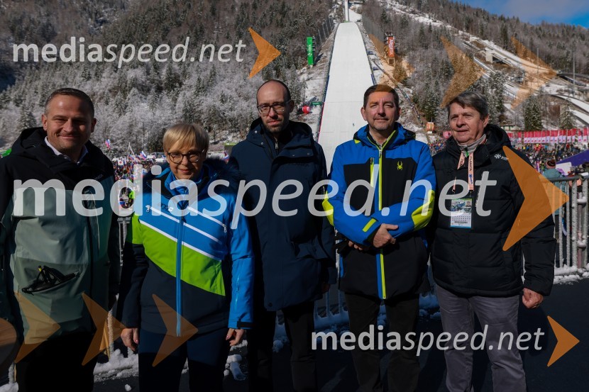  Tomaž Šušteršič, generalni sekretar organizacijskega komiteja Planica; dr. Nataša Pirc Musar, predsednica Republike Slovenije;  Luka Steiner, podpredsednik, Smučarska zveza Slovenije; dr. Aleš Musar, lastnik Ruske dače;  Borut Meh, predsednik smučarskih skokov in nordijske kombinacijePlanica 2024, nedelja
