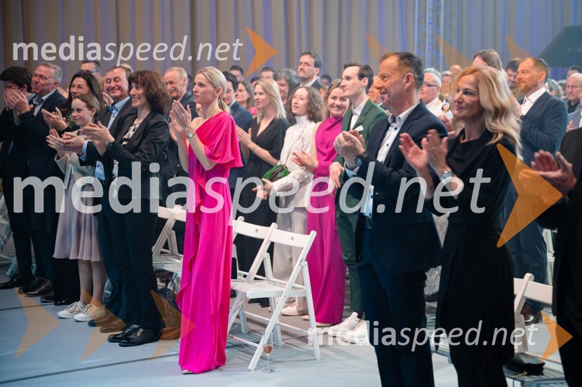  Mina Prevc;  Enzo Smrekar, predsednik uprave Droge Kolinske in glavni direktor strateškega poslovnega področja v Atlantic Grupi, predsednik SZS, podpredsednik Olimpijskega komiteja Slovenije;  Laura Smrekar, partner, direktorica komuniciranja Competo d.o.o.Zlata preproga ob zaključku kariere Petra Prevca