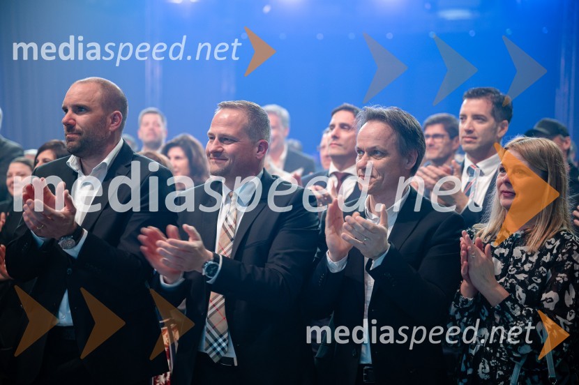  Uroš Zupan, direktor, Smučarska zveza Slovenije ;  Tomaž Šušteršič, generalni sekretar organizacijskega komiteja Planica;  Sašo Komovec, SK Triglav Kranj;  ... Zlata preproga ob zaključku kariere Petra Prevca