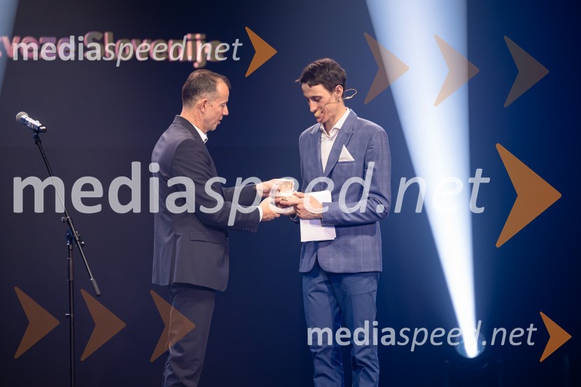  Enzo Smrekar, predsednik uprave Droge Kolinske in glavni direktor strateškega poslovnega področja v Atlantic Grupi, predsednik SZS, podpredsednik Olimpijskega komiteja Slovenije;  Peter  Prevc, smučarski skakalecZlata preproga ob zaključku kariere Petra Prevca