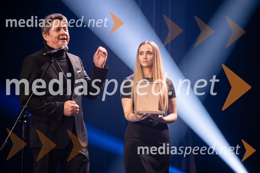  Borut Meh, predsednik smučarskih skokov in nordijske kombinacije;  Janja JunežZlata preproga ob zaključku kariere Petra Prevca