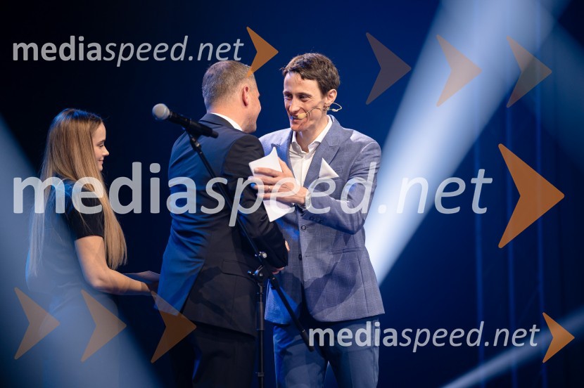  Tomaž Šušteršič, generalni sekretar organizacijskega komiteja Planica;  Peter  Prevc, smučarski skakalecZlata preproga ob zaključku kariere Petra Prevca