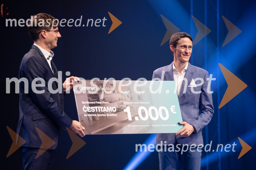  Rok Zagruševcem, direktor, Gorenje marketing;  Peter  Prevc, smučarski skakalecZlata preproga ob zaključku kariere Petra Prevca