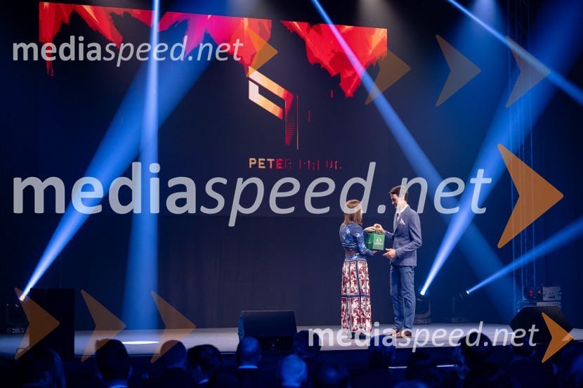  Mirjam Hočevar, direktorica financ, Pivovarna Laško Union d.o.o.;  Peter  Prevc, smučarski skakalecZlata preproga ob zaključku kariere Petra Prevca