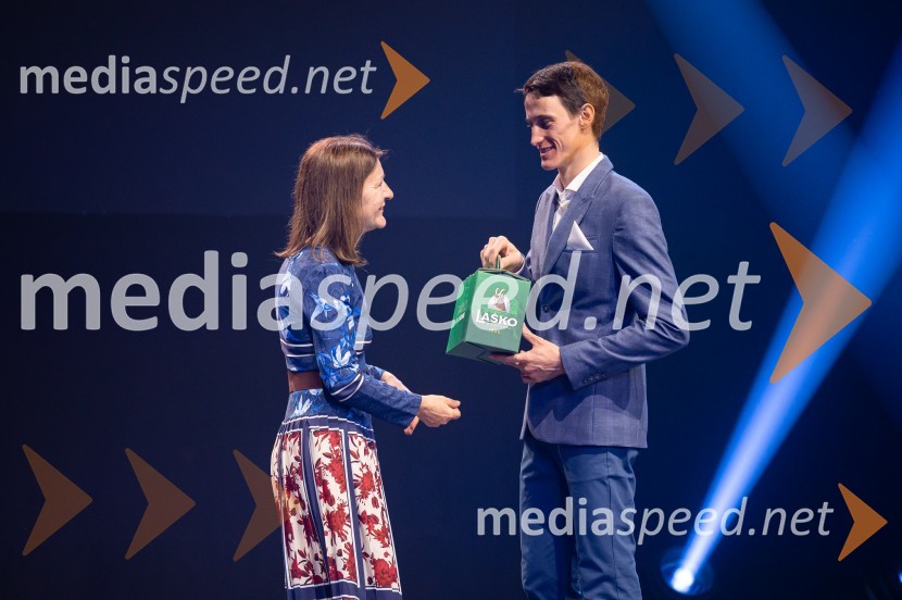  Mirjam Hočevar, direktorica financ, Pivovarna Laško Union d.o.o.;  Peter  Prevc, smučarski skakalecZlata preproga ob zaključku kariere Petra Prevca