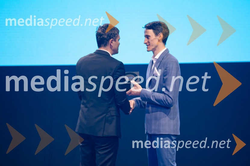 mag. Boštjan Škufca Zaveršek, podpredsednik uprave, Telekom Slovenija;  Peter  Prevc, smučarski skakalecZlata preproga ob zaključku kariere Petra Prevca