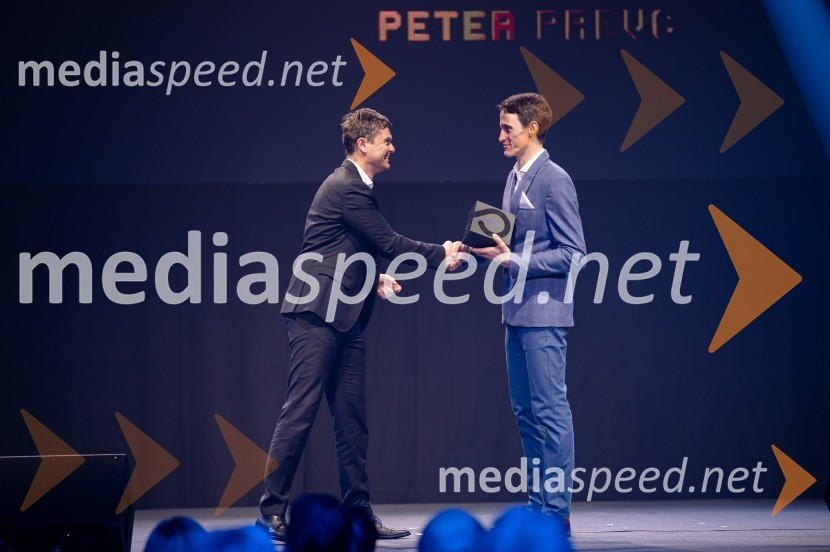 mag. Boštjan Škufca Zaveršek, podpredsednik uprave, Telekom Slovenija;  Peter  Prevc, smučarski skakalecZlata preproga ob zaključku kariere Petra Prevca