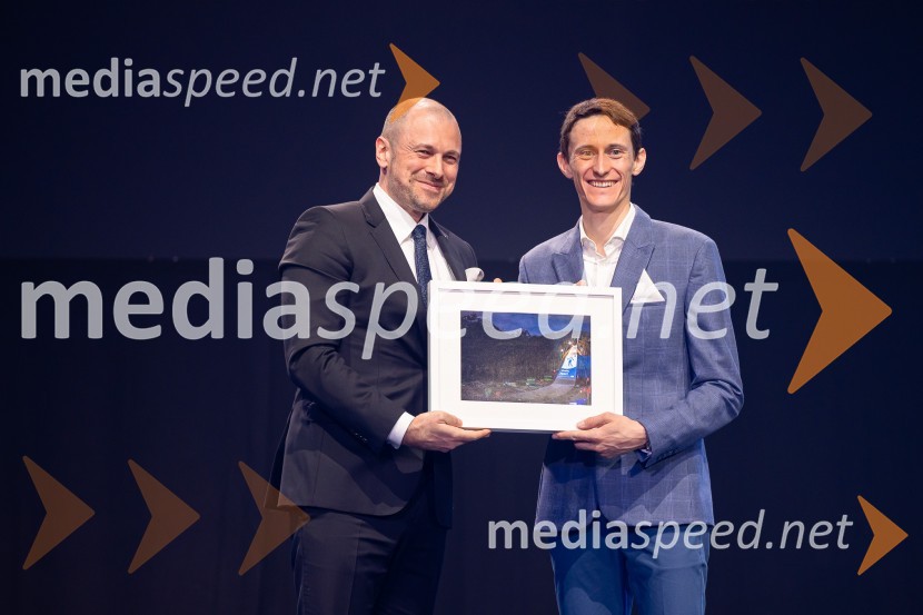  Blaž Brodnjak, predsednik uprave NLB, Manager leta 2022;  Peter  Prevc, smučarski skakalecZlata preproga ob zaključku kariere Petra Prevca