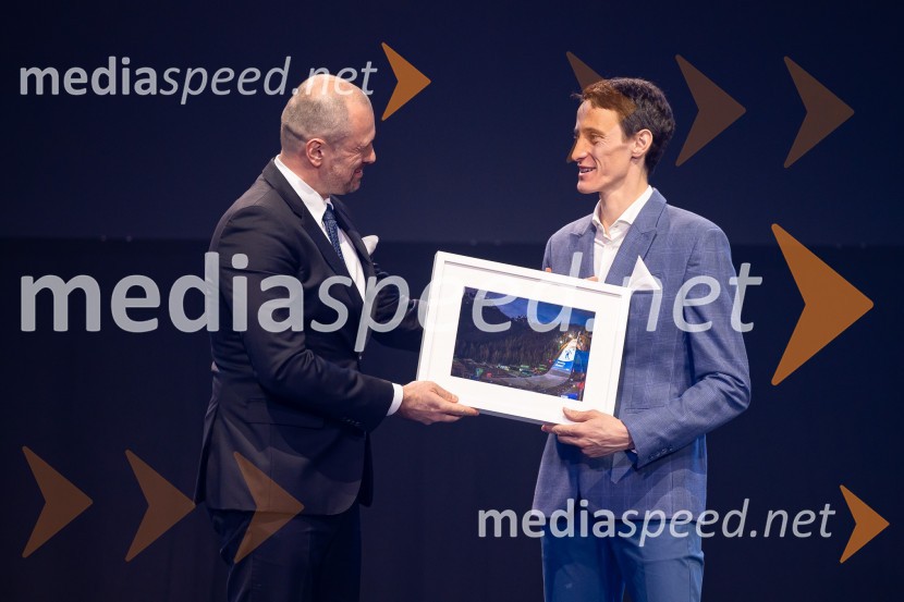  Blaž Brodnjak, predsednik uprave NLB, Manager leta 2022;  Peter  Prevc, smučarski skakalecZlata preproga ob zaključku kariere Petra Prevca