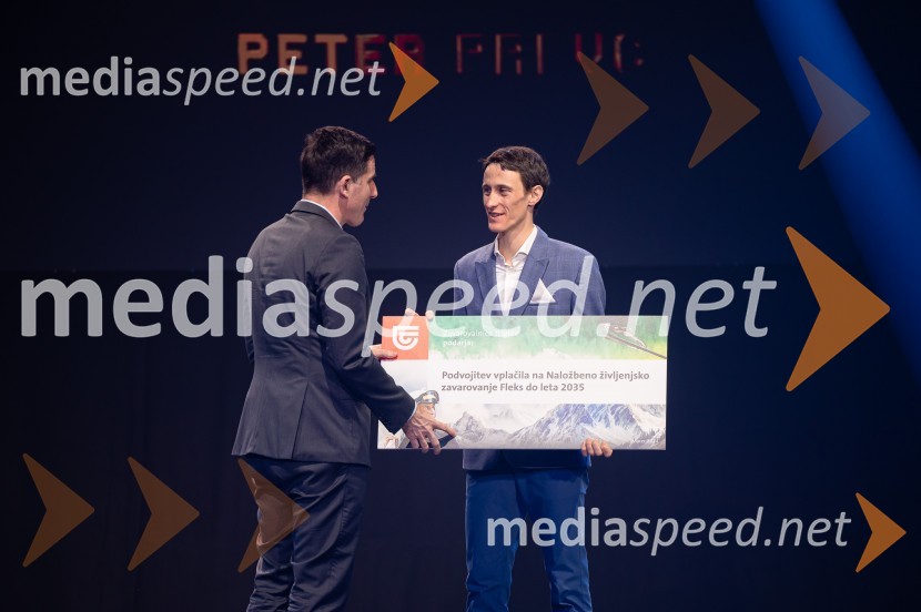  Tadej Čaroli, član uprave, Zavarovanica Triglav;  Peter  Prevc, smučarski skakalecZlata preproga ob zaključku kariere Petra Prevca