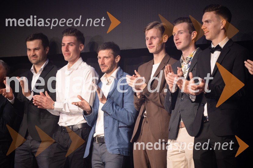  Robert Hrgota, trener slovenske skakalne reprezentance;  Timi Zajc, smučarski skakalec;  Robert Kranjec, nekdanji smučarski skakalec;  Lovro Kos, smučarski skakalec;  Žiga  Jelar, smučarski skakalec;  Žak Mogel, smučarski skakalecZlata preproga ob zaključku kariere Petra Prevca