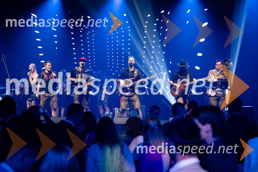  Kaja Humski, pevka;  Domen Kovač, skupina Fehtarji;  Blaž Jenkole, skupina Fehtarji;  Samo Kališnik, skupina Fehtarji;  Matic Plevel, skupina Fehtarji;  Aleš Jurman, skupina FehtarjiZlata preproga ob zaključku kariere Petra Prevca