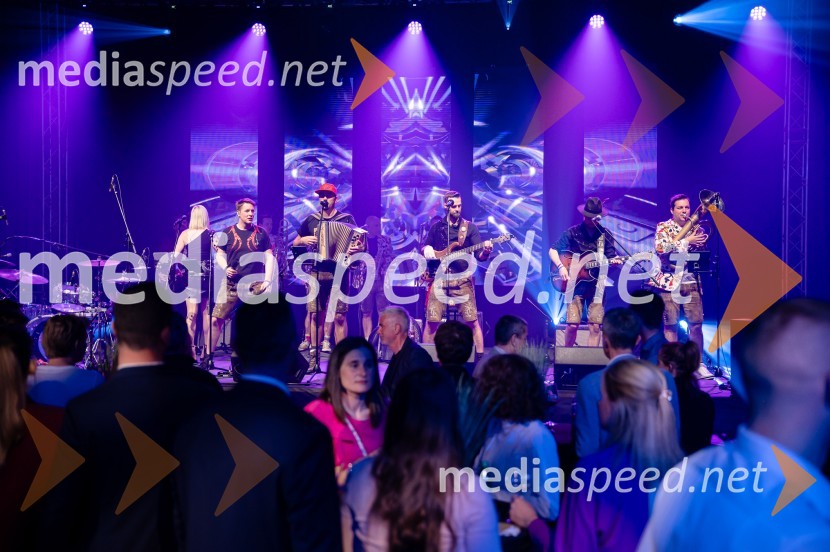  Domen Kovač, skupina Fehtarji;  Blaž Jenkole, skupina Fehtarji;  Samo Kališnik, skupina Fehtarji;  Matic Plevel, skupina Fehtarji;  Aleš Jurman, skupina FehtarjiZlata preproga ob zaključku kariere Petra Prevca