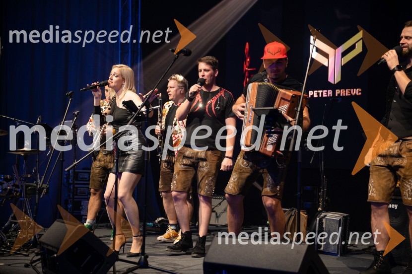  Kaja Humski, pevka;  Domen Kovač, skupina Fehtarji;  Blaž Jenkole, skupina FehtarjiZlata preproga ob zaključku kariere Petra Prevca