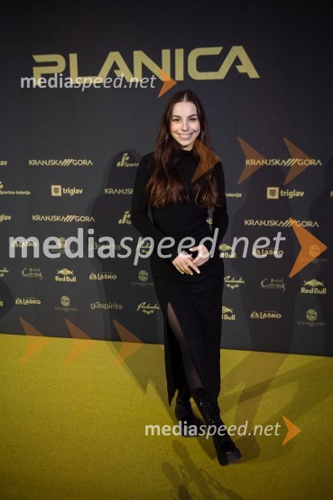   Anastasija Jović , novinarka, POP TVZlata preproga ob zaključku kariere Petra Prevca