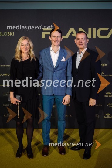  Laura Smrekar, partner, direktorica komuniciranja Competo d.o.o.;  Peter  Prevc, smučarski skakalec;  Enzo Smrekar, predsednik uprave Droge Kolinske in glavni direktor strateškega poslovnega področja v Atlantic Grupi, predsednik SZS, podpredsednik Olimpijskega komiteja SlovenijeZlata preproga ob zaključku kariere Petra Prevca