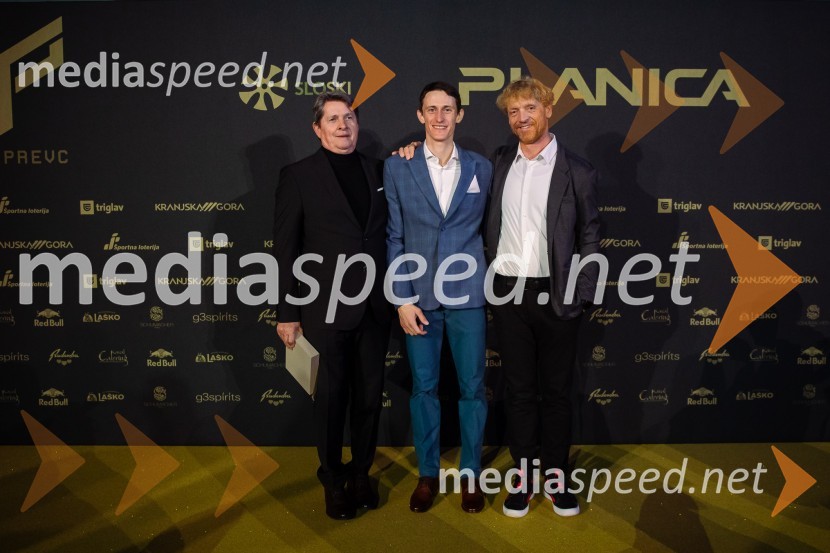  Borut Meh, predsednik smučarskih skokov in nordijske kombinacije;  Peter  Prevc, smučarski skakalec;  Gorazd  Pogorelčnik, vodja panoge skoki in nordijska kombinacijaZlata preproga ob zaključku kariere Petra Prevca