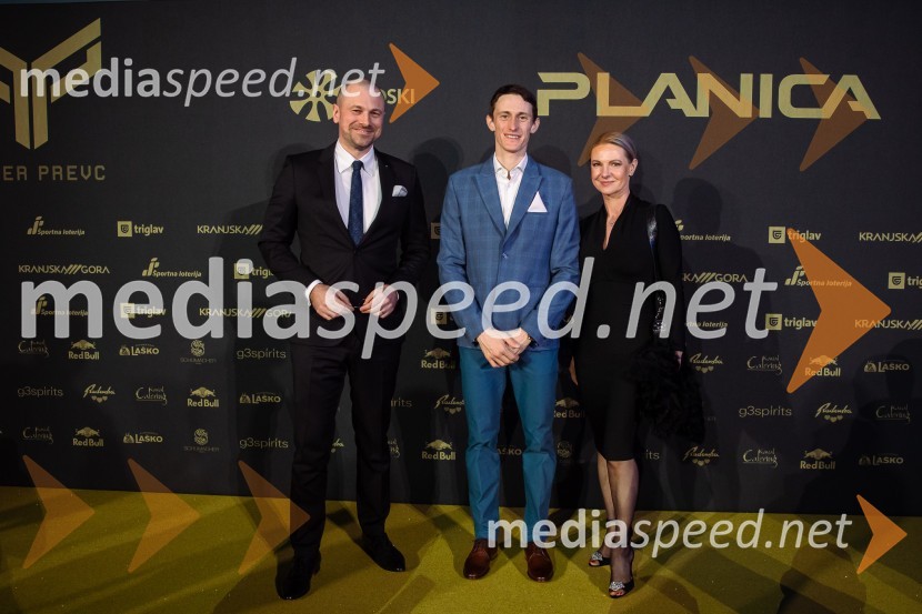  Blaž Brodnjak, predsednik uprave NLB, Manager leta 2022;  Peter  Prevc, smučarski skakalec;  Barbara Plavec BrodnjakZlata preproga ob zaključku kariere Petra Prevca