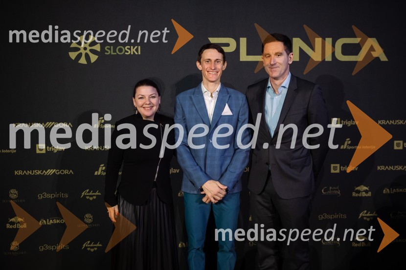  Tjaša Kolenc Filipčič, vodja upravljanja z blagovno znamko in direktorica marketinga v Skupini Triglav;  Peter  Prevc, smučarski skakalec;  Tadej Čaroli, član uprave, Zavarovanica TriglavZlata preproga ob zaključku kariere Petra Prevca