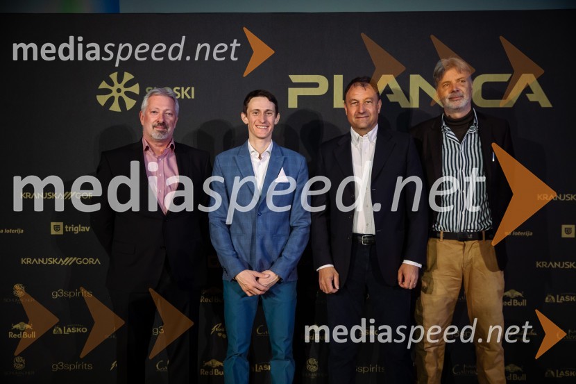  Christian Kathol, kontrolor skakalne opreme, FIS;  Peter  Prevc, smučarski skakalec;  Sandro Pertile, FIS;  Horst Nilgen, FISZlata preproga ob zaključku kariere Petra Prevca