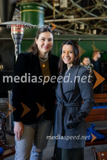  Tina Belej, direktorica, Stik Laško - Center za šport, turizem, informiranje in kulturo Laško;  Jana Morelj, radijska in TV voditeljica59. festival Pivo in cvetje Laško, novinarska konferenca