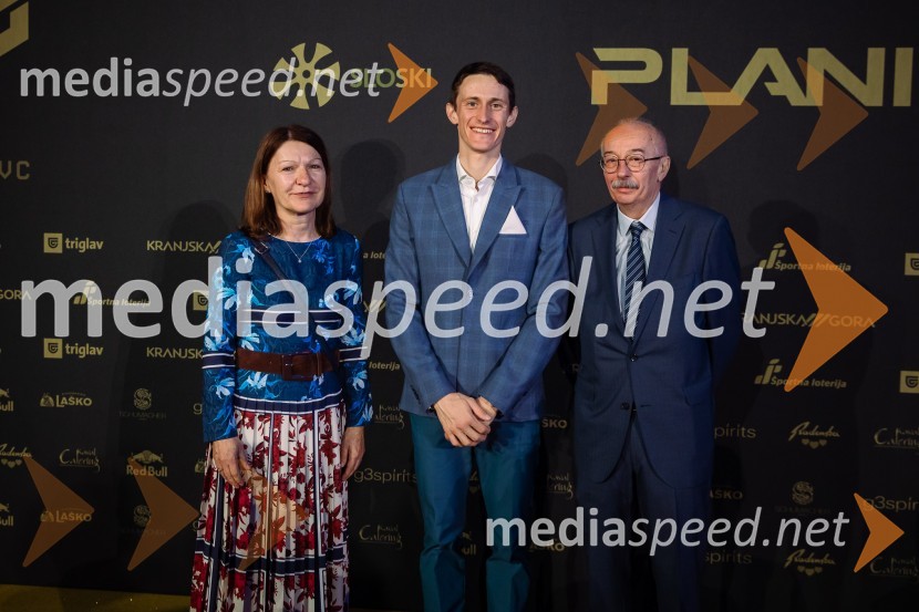  Mirjam Hočevar, direktorica financ, Pivovarna Laško Union d.o.o.;  Peter  Prevc, smučarski skakalec;  ... Zlata preproga ob zaključku kariere Petra Prevca