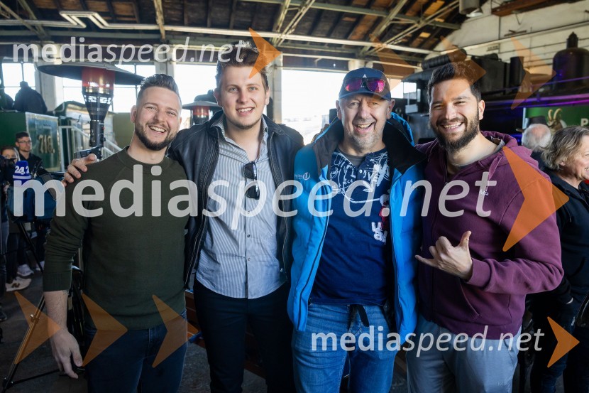  Alen Podlesnik, moderator, novinar POP TV;  Til Čeh, pevec;  Nejc Tisu, vodja produkcije, Radio 1;  Uroš Bitenc, moderator, vplivnež59. festival Pivo in cvetje Laško, novinarska konferenca