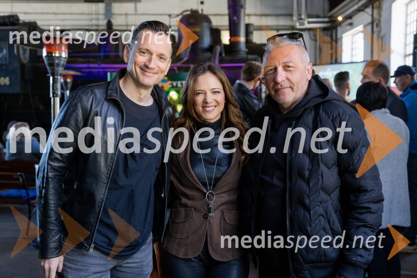  Simon Vadnjal, novinar in glasbenik;  Nina Pušlar, pevka;  Aleš Uranjek, glasbeni menedžer, bobnar Šank Rock59. festival Pivo in cvetje Laško, novinarska konferenca
