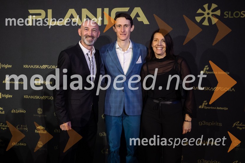  Uroš Kuzmič, vodja oddelka za upravljanje dogodkov Zavarovalnica Triglav d.d.;  Peter  Prevc, smučarski skakalec;  Anja PavličZlata preproga ob zaključku kariere Petra Prevca