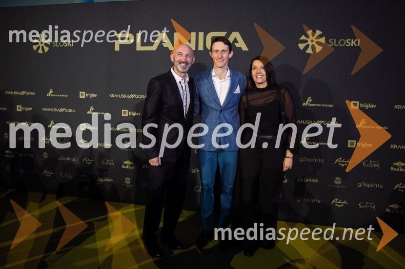  Uroš Kuzmič, vodja oddelka za upravljanje dogodkov Zavarovalnica Triglav d.d.;  Peter  Prevc, smučarski skakalec;  Anja PavličZlata preproga ob zaključku kariere Petra Prevca