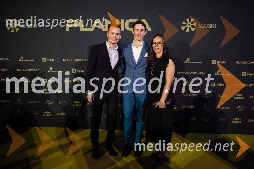  Anže Lanišek, smučarski skakalec;  Peter  Prevc, smučarski skakalec;  Nastja LanišekZlata preproga ob zaključku kariere Petra Prevca