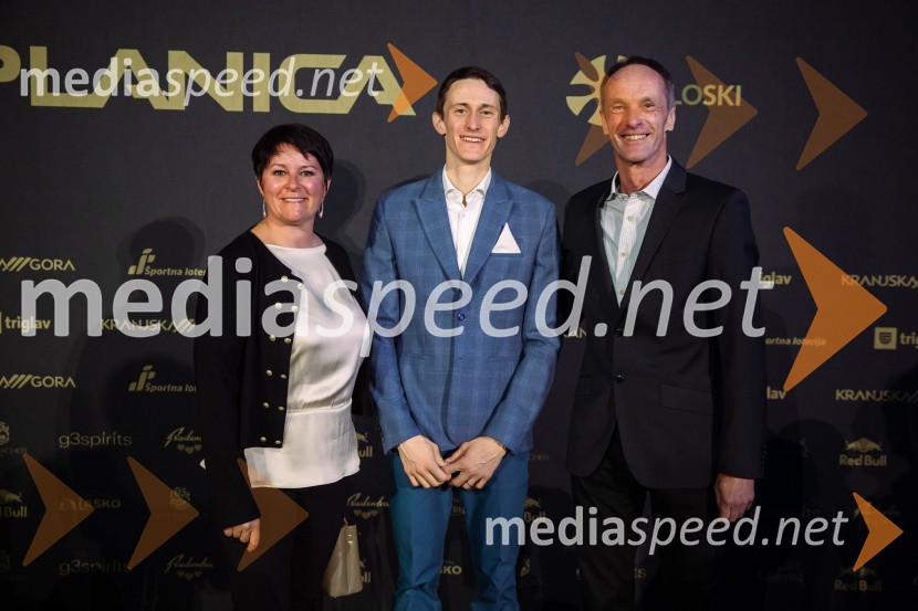  Špela Sovinc;  Peter  Prevc, smučarski skakalec;  Matjaž Zupan, nekdanji smučarski skakalec, trener Zlata preproga ob zaključku kariere Petra Prevca