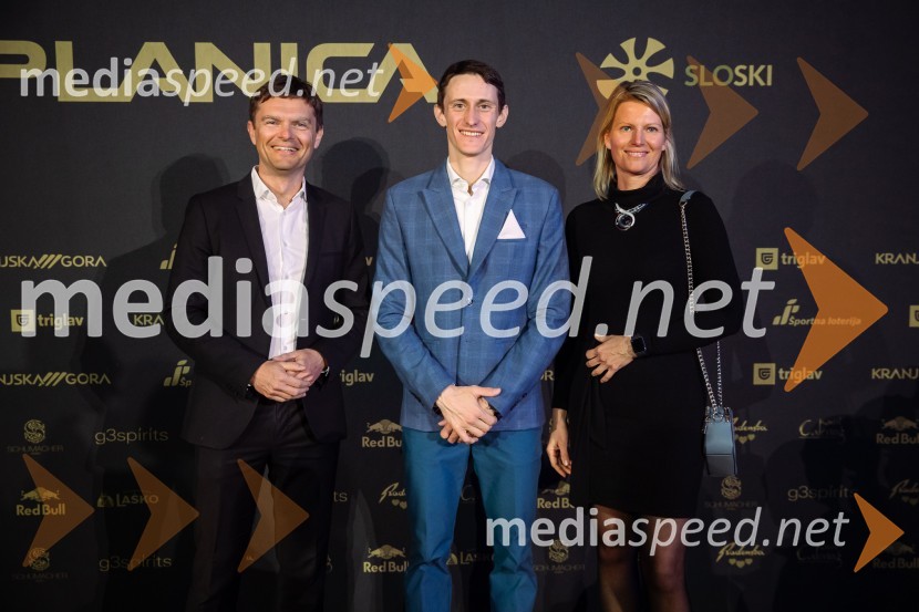 mag. Boštjan Škufca Zaveršek, podpredsednik uprave, Telekom Slovenija;  Peter  Prevc, smučarski skakalec;  Sonja Škufca Zaveršek, Setcce d.o.o.Zlata preproga ob zaključku kariere Petra Prevca