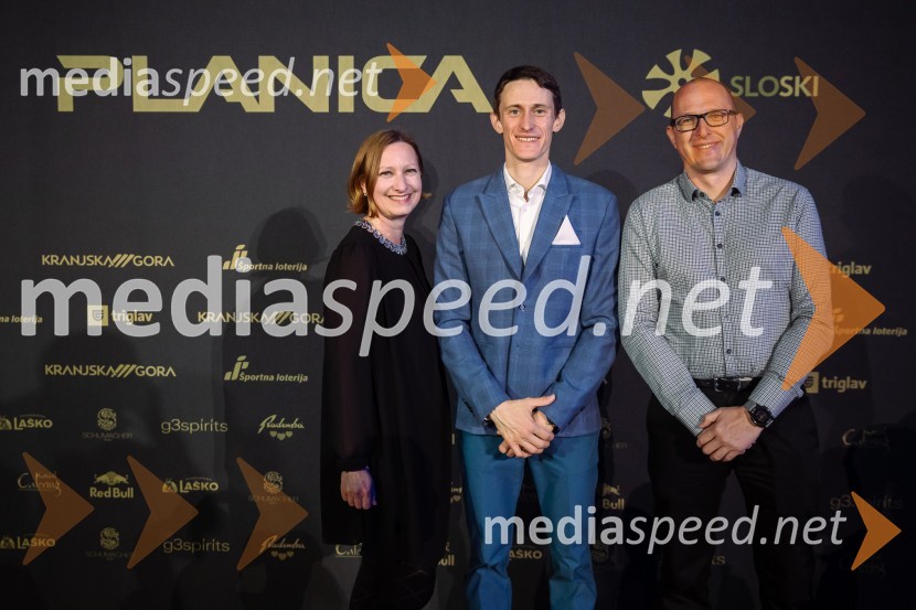  Polona Škrbec, upravljanje družbene odgovornosti, Zavarovalnica Triglav;  Peter  Prevc, smučarski skakalec;  ... Zlata preproga ob zaključku kariere Petra Prevca