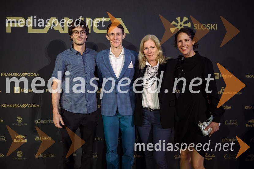  Rok Benkovič;  Peter  Prevc, smučarski skakalec;  Polona Bertoncelj, novinarka RTV Slovenija;  Sara Benkovič, novinarkaZlata preproga ob zaključku kariere Petra Prevca