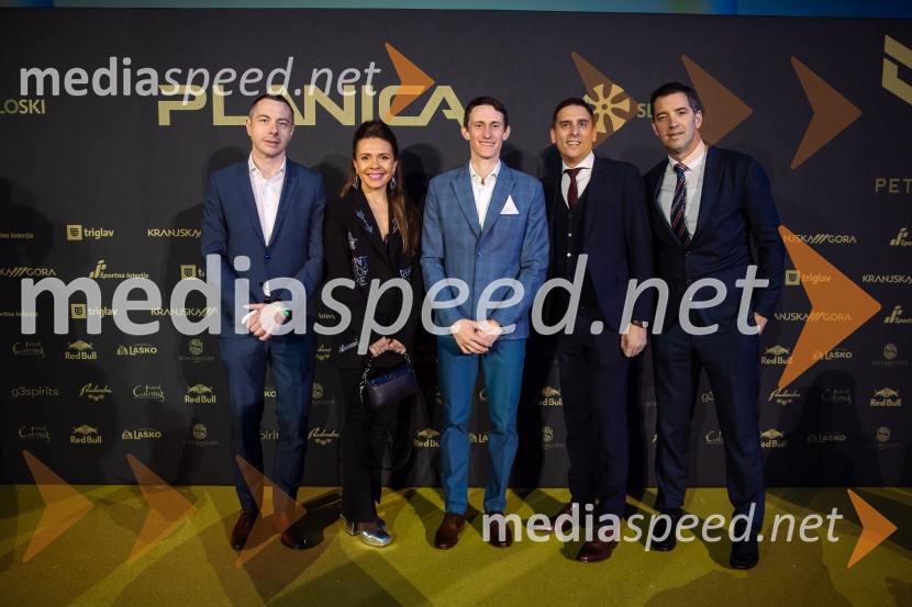  Krešimir Ležajić, direktor, informatika in CDO, Mercator d.o.o.;  Viktorija Radojević Mavrič, direktorica marketinga in razvoja Mercator d.d.;  Peter  Prevc, smučarski skakalec;  Tomislav Kramarić,  predsednik uprave, Mercator d.o.o.;  Hrvoje Bošnjak, član uprave, MercatorZlata preproga ob zaključku kariere Petra Prevca