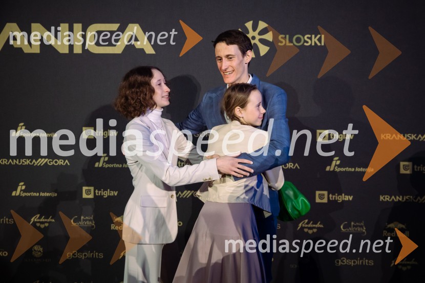  Nika  Prevc, smučarska skakalka;  Peter  Prevc, smučarski skakalec;  Ema PrevcZlata preproga ob zaključku kariere Petra Prevca