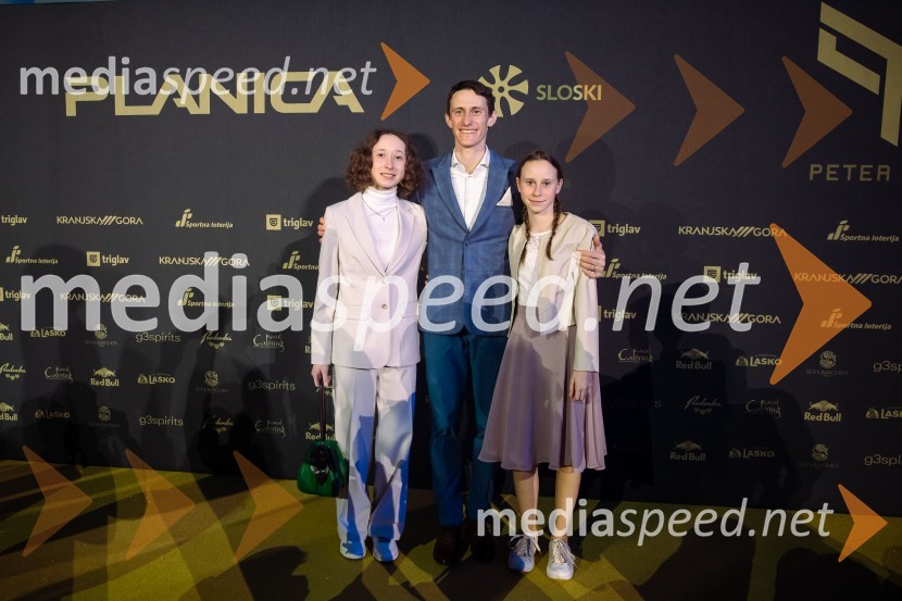  Nika  Prevc, smučarska skakalka;  Peter  Prevc, smučarski skakalec;  Ema PrevcZlata preproga ob zaključku kariere Petra Prevca