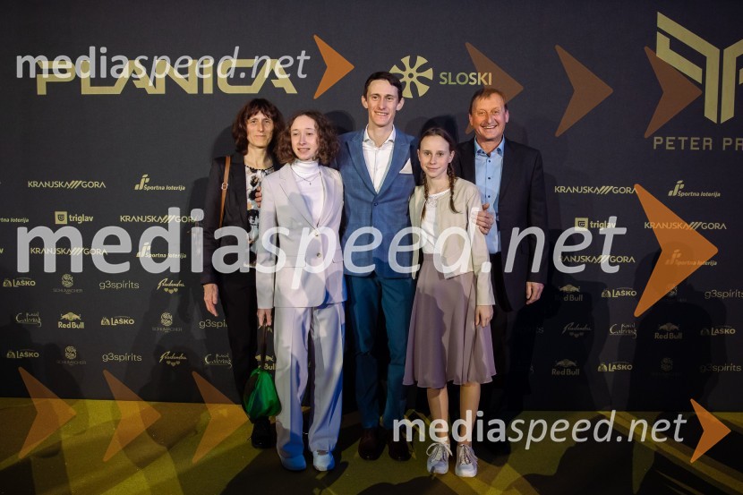  Julijana  Prevc, mama Petra Prevca;  Nika  Prevc, smučarska skakalka;  Peter  Prevc, smučarski skakalec;  Ema Prevc;  Božidar- Dare Prevc, oče Petra PrevcaZlata preproga ob zaključku kariere Petra Prevca