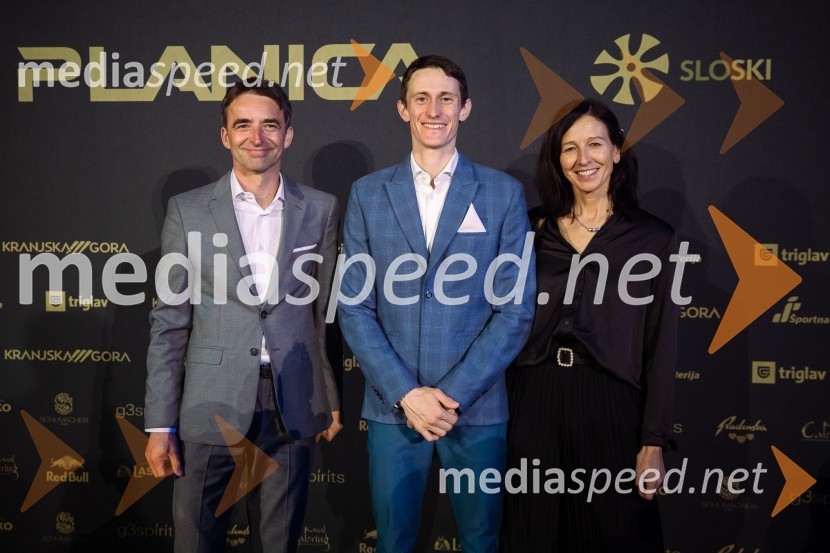 dr. Franci Petek, nekdanji smučarski skakalec in nekdanji direktor SZS;  Peter  Prevc, smučarski skakalec;  Polona PetekZlata preproga ob zaključku kariere Petra Prevca