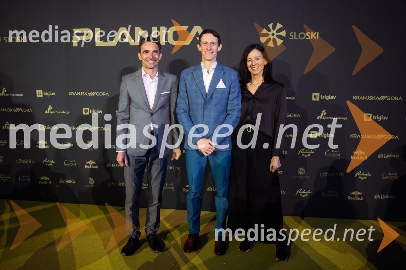 dr. Franci Petek, nekdanji smučarski skakalec in nekdanji direktor SZS;  Peter  Prevc, smučarski skakalec;  Polona PetekZlata preproga ob zaključku kariere Petra Prevca