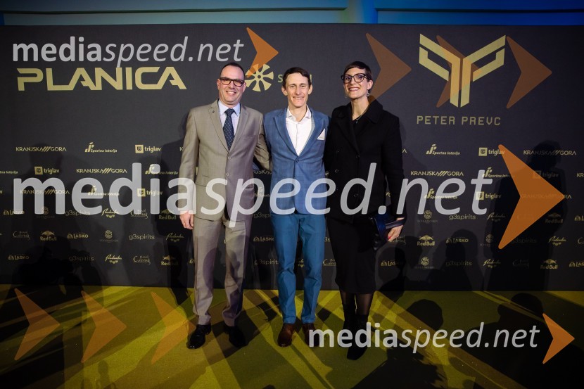  Tomaž Verdnik, SloSki;  Peter  Prevc, smučarski skakalec;  Petra Robnik, direktorica, RKC Stari vrhZlata preproga ob zaključku kariere Petra Prevca
