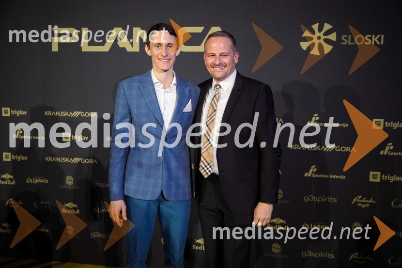  Peter  Prevc, smučarski skakalec;  Tomaž Šušteršič, generalni sekretar organizacijskega komiteja PlanicaZlata preproga ob zaključku kariere Petra Prevca