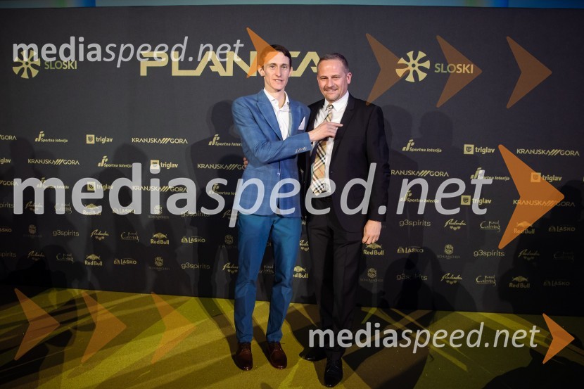  Peter  Prevc, smučarski skakalec;  Tomaž Šušteršič, generalni sekretar organizacijskega komiteja PlanicaZlata preproga ob zaključku kariere Petra Prevca