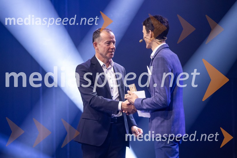  Enzo Smrekar, predsednik uprave Droge Kolinske in glavni direktor strateškega poslovnega področja v Atlantic Grupi, predsednik SZS, podpredsednik Olimpijskega komiteja Slovenije;  Peter  Prevc, smučarski skakalecZlata preproga ob zaključku kariere Petra Prevca