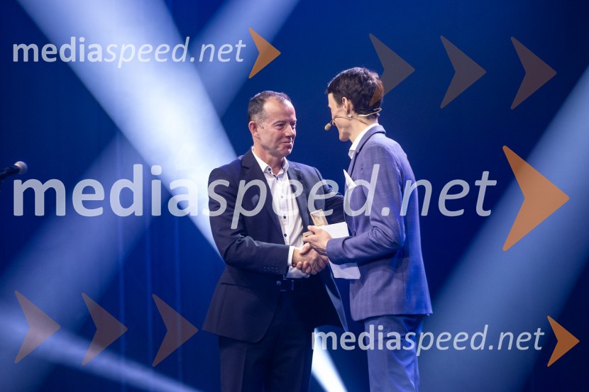  Enzo Smrekar, predsednik uprave Droge Kolinske in glavni direktor strateškega poslovnega področja v Atlantic Grupi, predsednik SZS, podpredsednik Olimpijskega komiteja Slovenije;  Peter  Prevc, smučarski skakalecZlata preproga ob zaključku kariere Petra Prevca