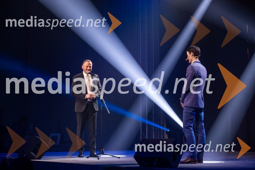  Tomaž Šušteršič, generalni sekretar organizacijskega komiteja Planica;  Peter  Prevc, smučarski skakalecZlata preproga ob zaključku kariere Petra Prevca