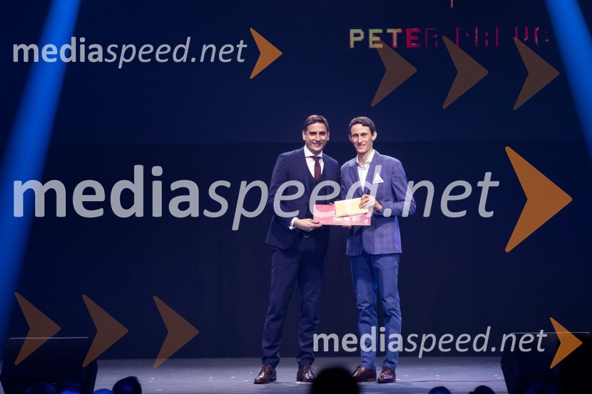  Tomislav Kramarić, predsednik uprave, Mercator d.o.o.;  Peter  Prevc, smučarski skakalecZlata preproga ob zaključku kariere Petra Prevca