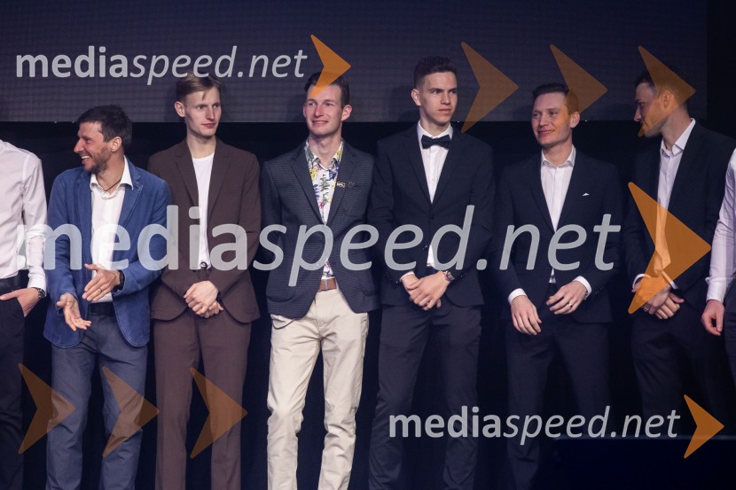  Robert Kranjec, nekdanji smučarski skakalec;  Lovro Kos, smučarski skakalec;  Žiga  Jelar, smučarski skakalec;  Žak Mogel, smučarski skakalec;  Anže Lanišek, smučarski skakalec;  ... Zlata preproga ob zaključku kariere Petra Prevca