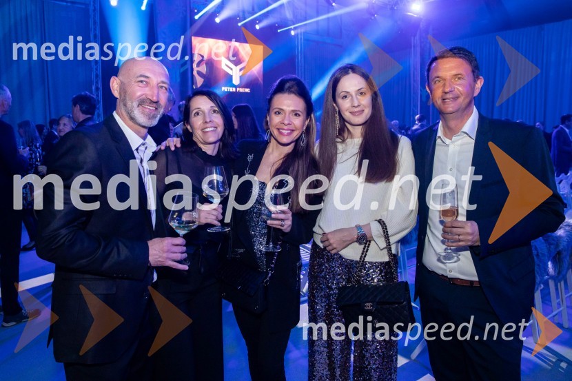  Uroš Kuzmič, vodja oddelka za upravljanje dogodkov Zavarovalnica Triglav d.d.;  Anja Pavlič;  Viktorija Radojević Mavrič, direktorica marketinga in razvoja Mercator d.d.;  ... ;  Tomi Trbovc, PR, Smučarska zveza SlovenijeZlata preproga ob zaključku kariere Petra Prevca